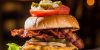 Hamburger scomposto, pomodoro, insalata, bacon, formaggio affumicato