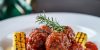 Polpette al pomodoro, con polenta alla piastra
